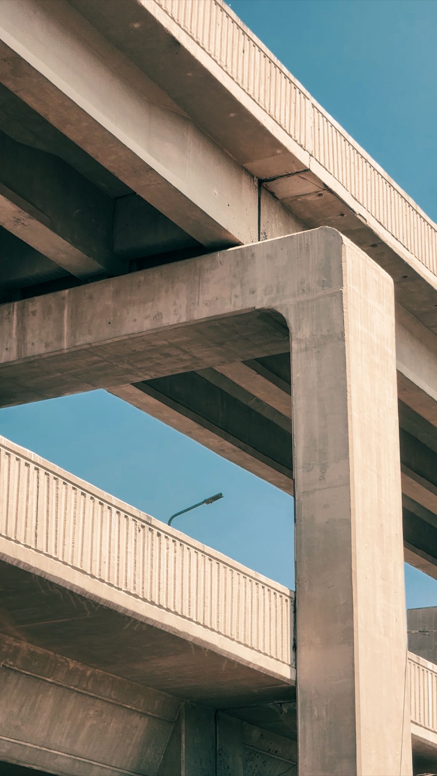 Betonowy wiadukt i elementy infrastruktury drogowej
