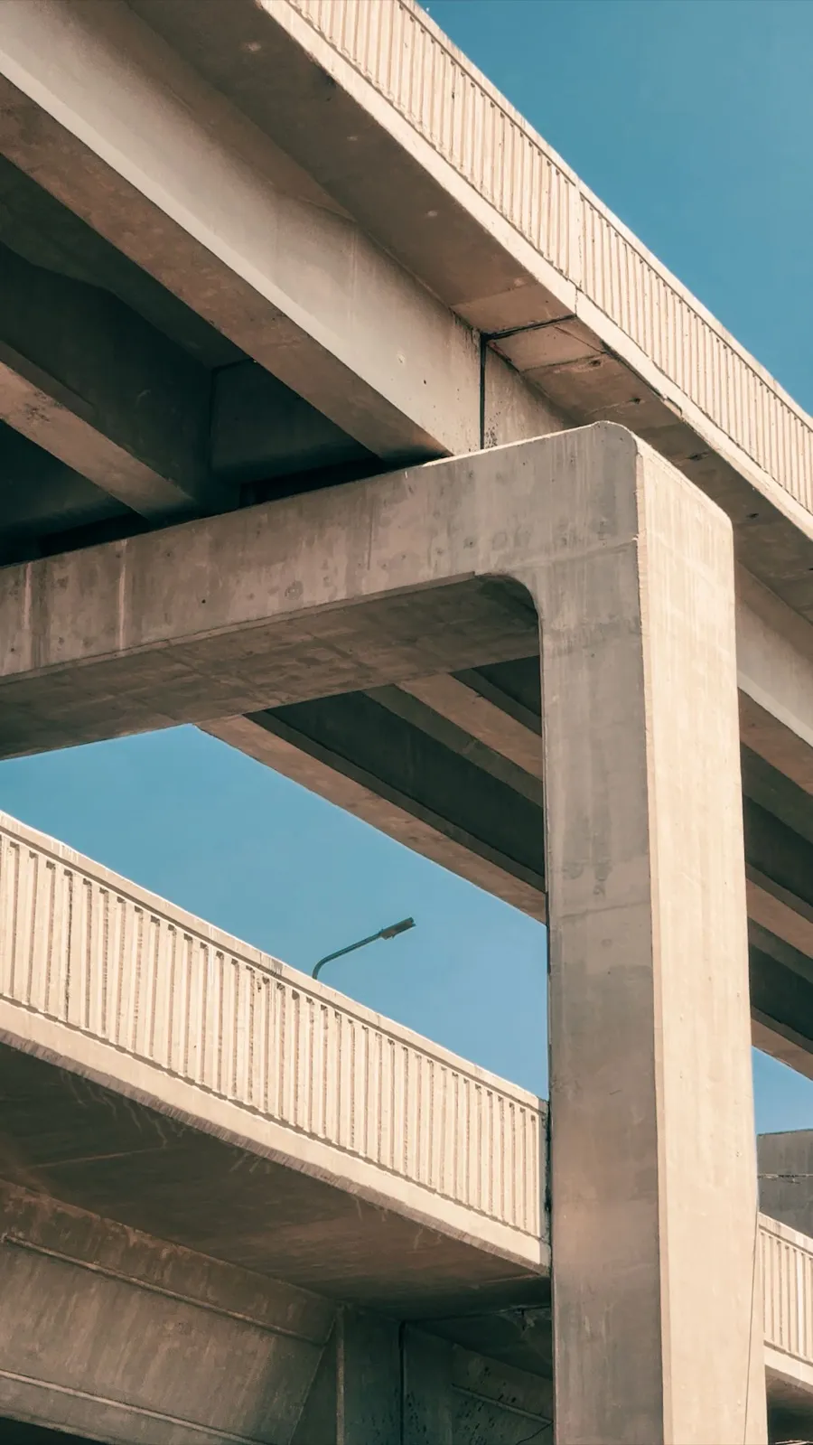 Betonowy wiadukt i elementy infrastruktury drogowej