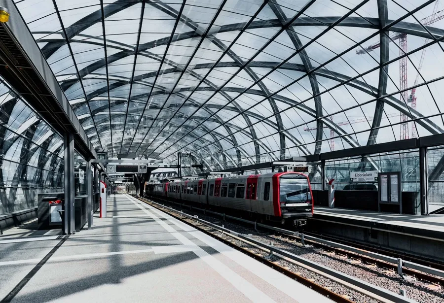 Pociąg na zadaszonej stacji kolejowej